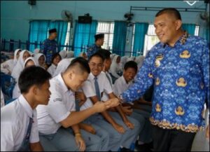 Wabup Rocky saat meninjau perekemana data E KTP di Kundur, pagi tadi (ft porokopimkarimun)
