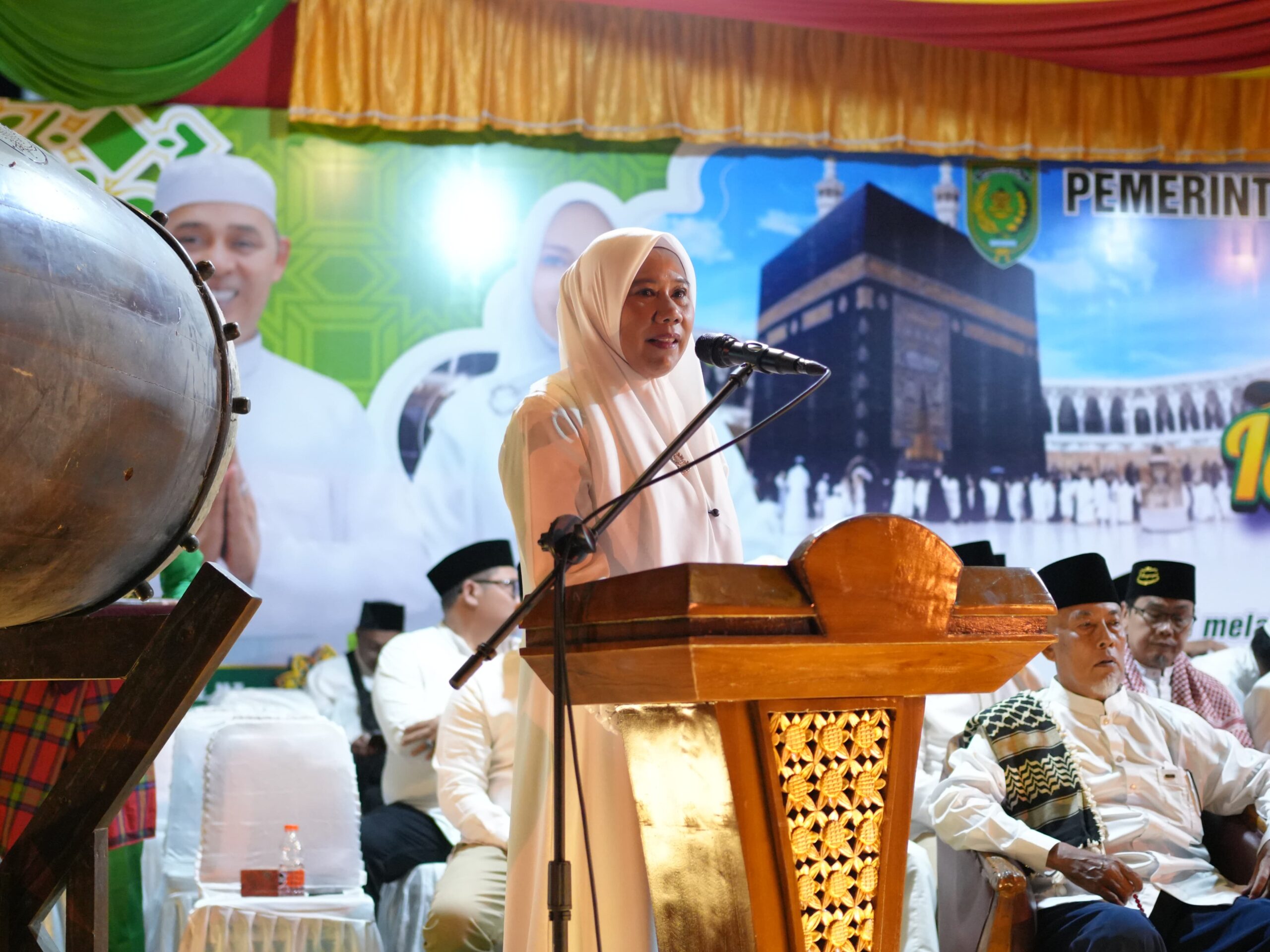 Wabup Yuliantini saat sambutan sebelum pelepasan pawai Malam Takbir, tadi malam. (ft muhamad)