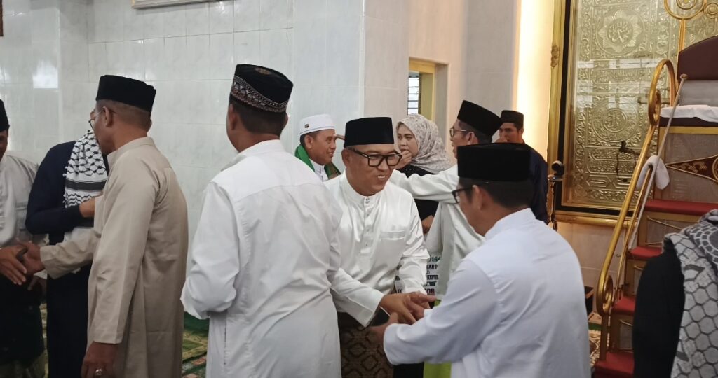 Wagub Nyanyang Haris bersalaman ke jemaah usai pelaksanaan Salat Iduladha di Dabo, pagi tadi. (ft wandi)