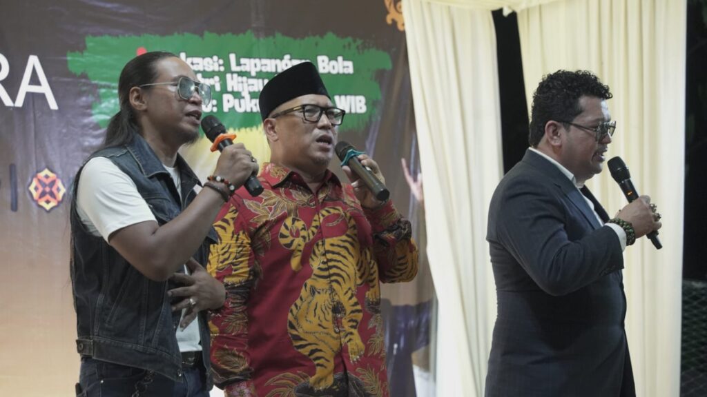 Wagub Nyanyang Haris ikut bernyanyi di acara 3 Negara di Moro, tadi malam. (ft kominfokepri)