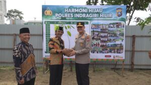 Wakapolda saat kunjungan kerja penghijauan di Tembilahan, kemarin. (ft humaspoldariau)