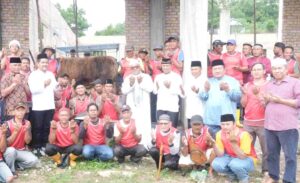 Walikota Lis saat berfoto bersama usai penyembelihan hewan kurban presiden RI di Tanjungpinang. (ft kominfotpi)
