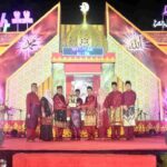 Walikota Lis saat menyerahkan piala bergilir STQH bagi kafilah Kecamatan Tanjungpinang Kota, tadi malam. (ft kominfotpi)