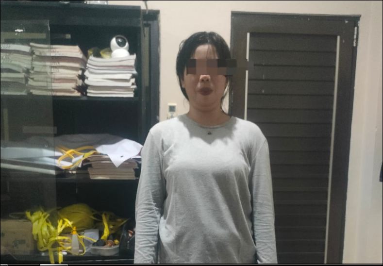 Wanita tersangka pengedar narkoba saat di Mapolsek, kemarin. (ft muhamad)