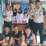 Warga binaan Lapas dan pegawai Lapas berfoto bersama usai cek urine, pagi tadi. (ft muhamad)