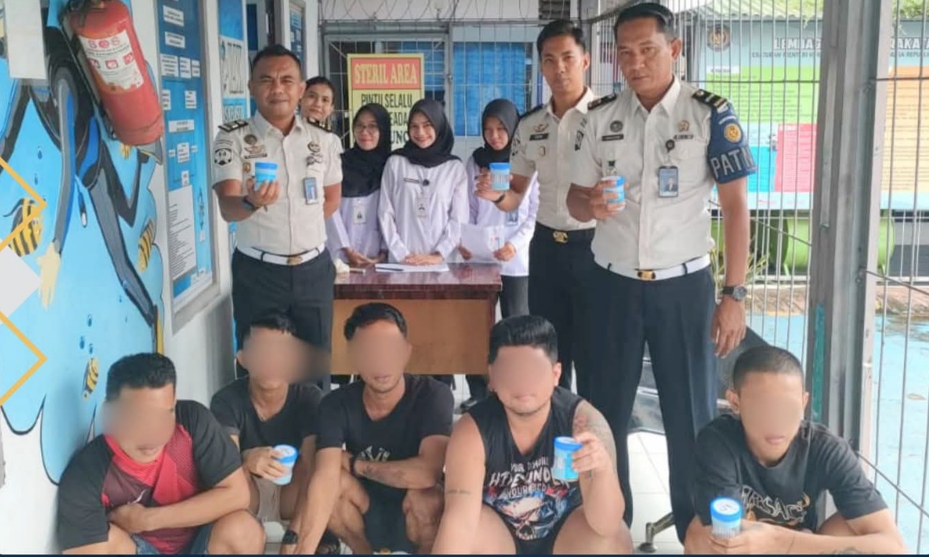 Warga binaan Lapas dan pegawai Lapas berfoto bersama usai cek urine, pagi tadi. (ft muhamad)