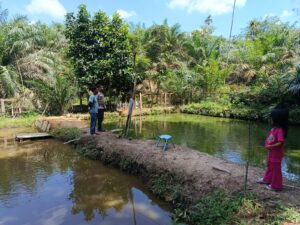 Bhabinkamtibmas Polsek Kelayang Brigadir Cahyadi melaksanakan kegiatan sambang ke peternakan ikan milik warga Desa Kota Medan, kemarin. (ft muhamad)
