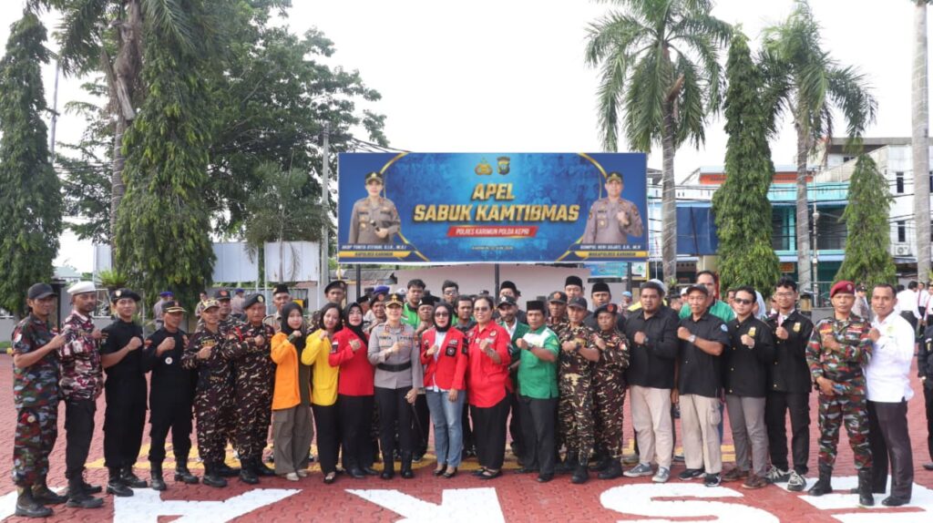 Kaporles Karimun berfoto bersama usai Apel Sabuk Kamtibmas, pagi tadi. (ft msaimi)