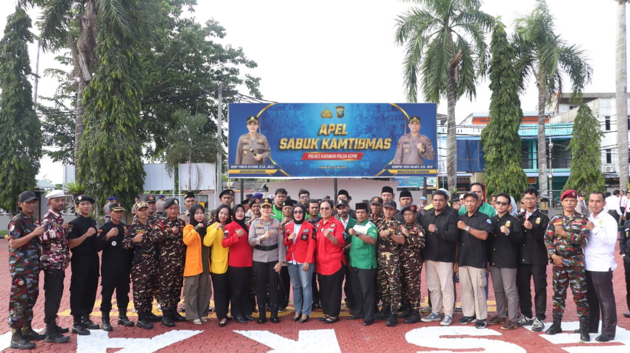 Kaporles Karimun berfoto bersama usai Apel Sabuk Kamtibmas, pagi tadi. (ft msaimi)