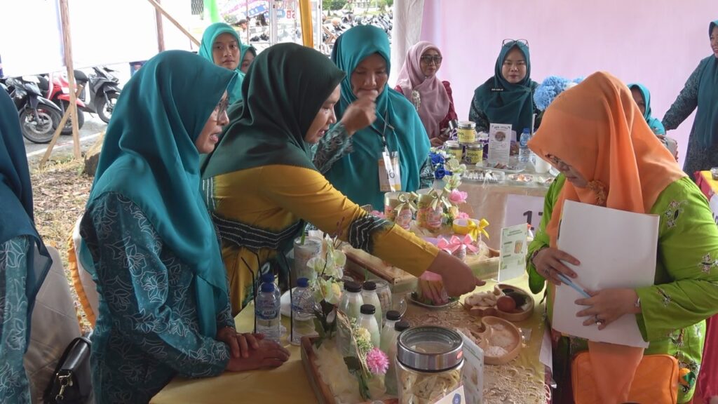 Ketua TP PKK Indragiri Hilir, Katerina Susanti saat meninjau lomba kuliner inovatif berbahan kelapa dan sagu yang digelar di Tembilahan, kemarin. (ft kominfoinhil)