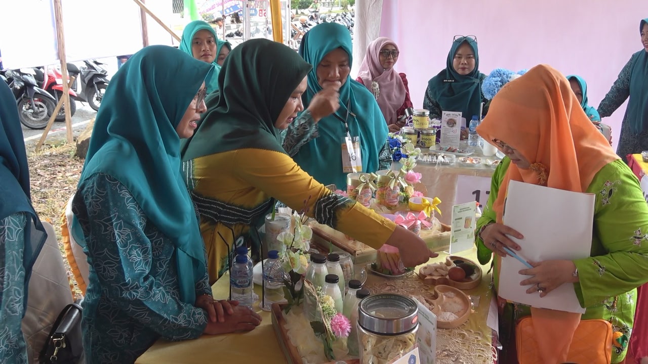 Ketua TP PKK Indragiri Hilir, Katerina Susanti saat meninjau lomba kuliner inovatif berbahan kelapa dan sagu yang digelar di Tembilahan, kemarin. (ft kominfoinhil)