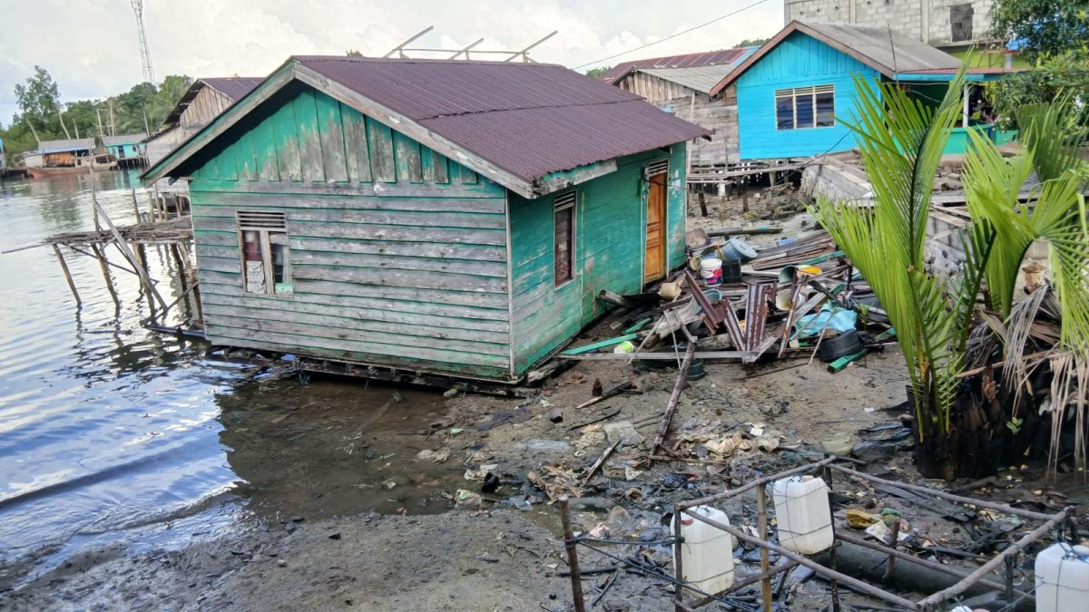Kondisi rumah warga di Desa Tanjung Irat yang roboh dihantam angin kencang. (ft wandi)