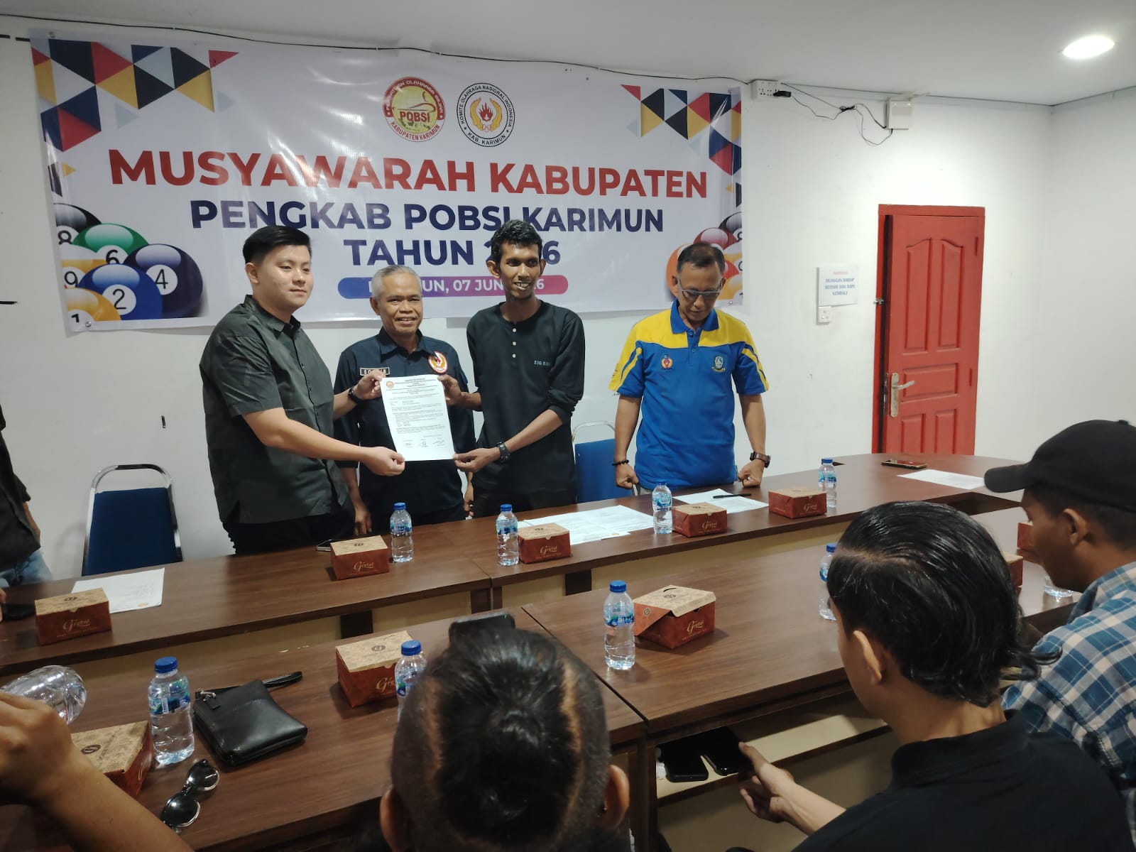 Penyerahan mandat kepada Ketua Umum POBSI Karimun Hendy dari Ketua Panitia Billy disaksikan Wakil Ketua KONI Karimun Sochib, pagi tadi. (ft msarih)