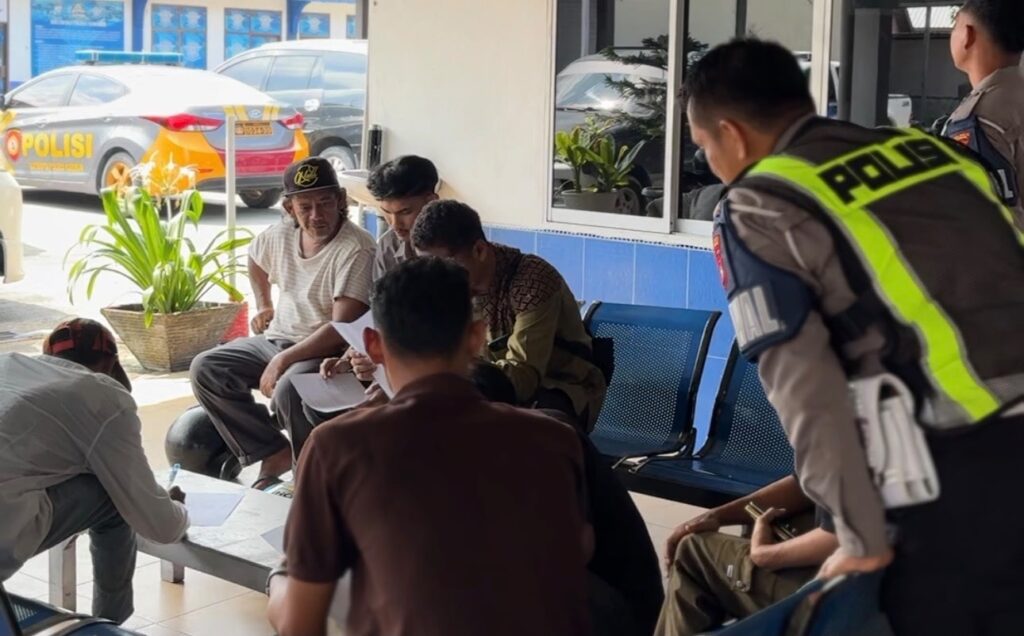 Polantas dan orangtua di Mapolres Karimun, kemarin. (ft msaimi)