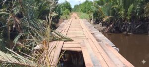 Potret kondisi jembatan kayu Desa Marok Kecil yang rusak parah, kemarin. (ft wandi)