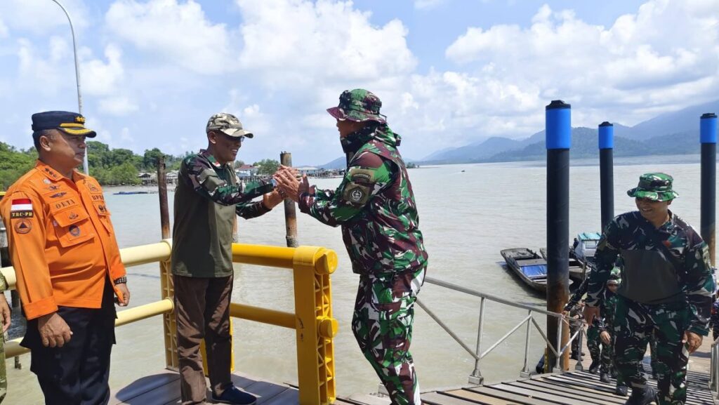 Sekda Lingga Armia saat menyambut kedatangan Pangkogabwilhan, kemarin. (ft wandi)