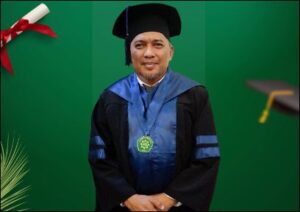 Wabup Rocky M Bawole saat proses wisuda S2. (ft msaimi)
