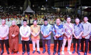 Wako Lis dan undangan berfoto bersama usai menghadiri peringatan Waisak, malam kemarin, (ft kominfotpi)