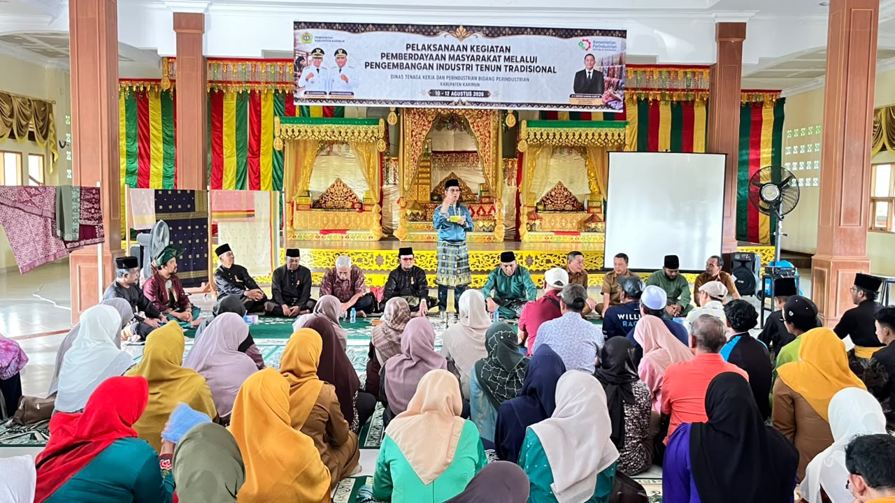 Bupati saat membuka pelatihan tenun, pagi tadi. (ft msarih)