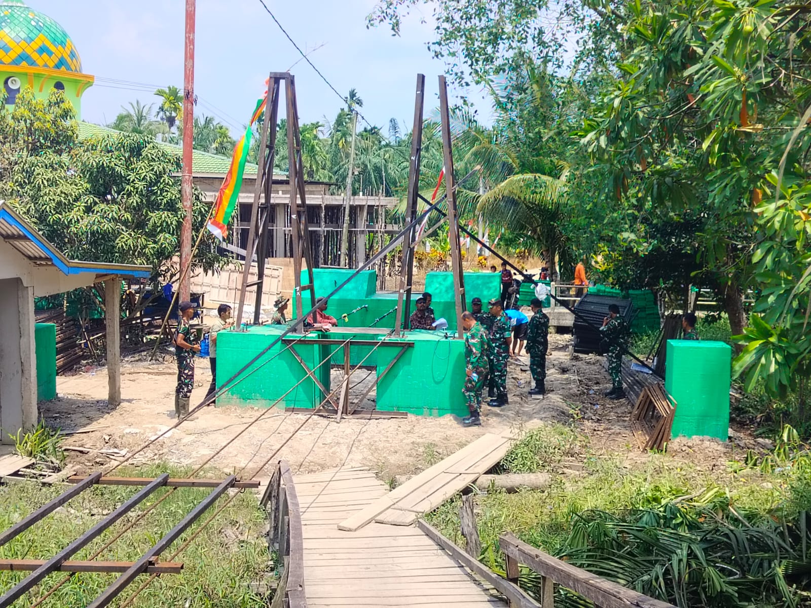 Itdam XIX Tuanku Tambusai Kolonel Inf. D Tumangger saat meninjau pembangunan Jembatan Perintis Garuda Merah Putih di Desa Lahang Tengah, Kecamatan Gaung, Kabupaten Inhil, pagi tadi. (ft muhamad)