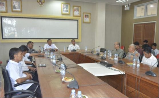 Pemkab Anambas saat menggelar Rakor dengan PLN, pagi tadi. (ft budi)