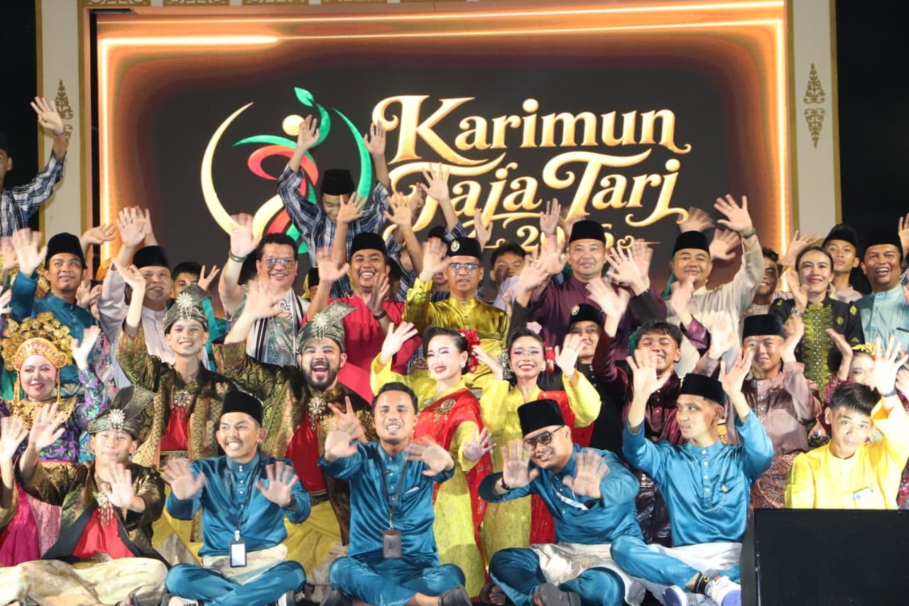 Penari dan undangan berfoto bersama di pembukaan Taja Tari, kemarin malam. (ft msaimi)