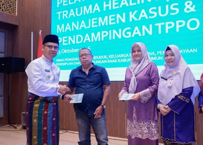membuka acara Pelatihan Manajemen Kasus, Pendampingan TPPO dan Trauma Healing. (ft prokopim)