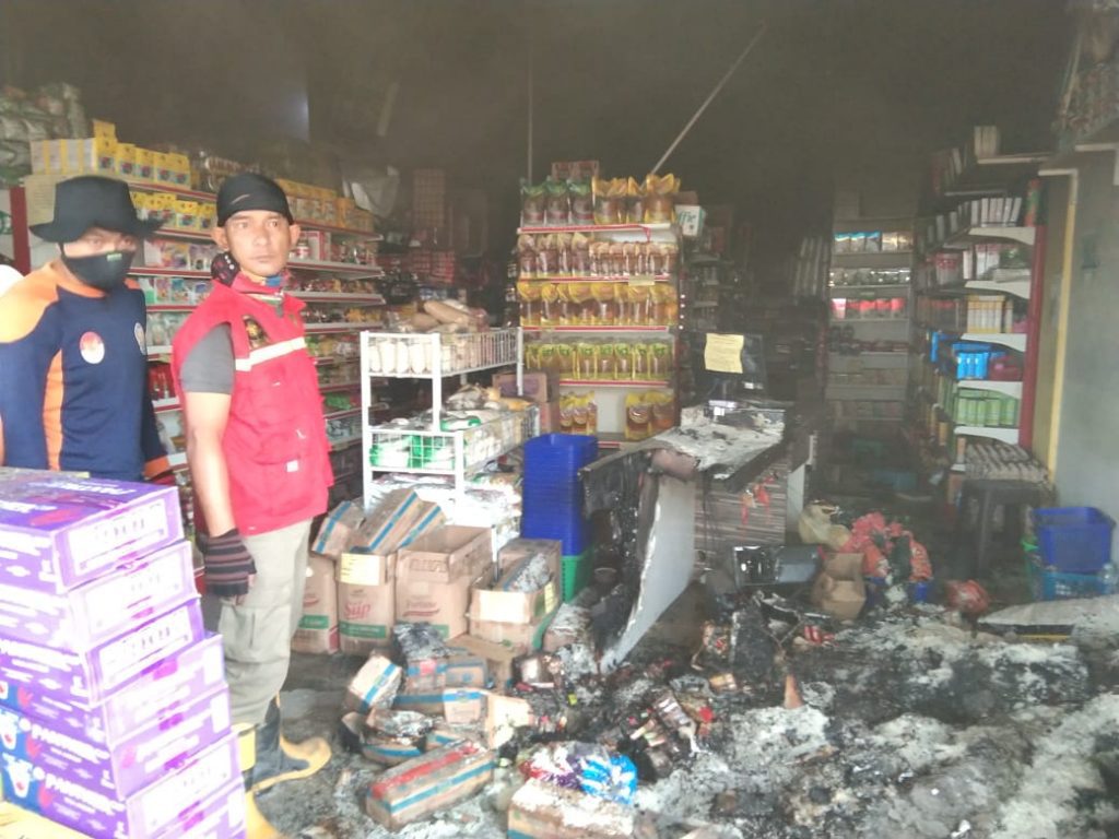 Beberapa anggota Satpol PP usai melakukan pemadaman di Sun Family Mart Sei Raya, pagi tadi, (istimewa)