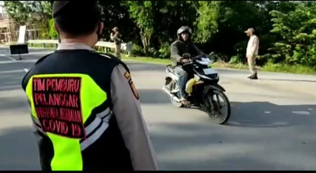Ini diungkapkan Kepala Satuan Lantas Polres Karimun, AKP Eko Aprianto terkait adanya Telegram dari Korlantas RI nomor: ST/15/V/HUK.7.1/2023 yang mengatur beberapa jenis pelanggaran lalu lintas yang akan menjadi sasaran tilang manual. Sebelum memulain penerapan tilang manual seperti sebelumnya, kata Eko, Satlantas Polres Karimun terlebih dahulu akan melakukan sosialisasi dan peneguran secara lisan ke pengendara sejak 8 Mei 2023 mendatang. “Korlantas Polri sudah menyampaikan petunjuk teknisnya, untuk wilayah yang belum memiliki sarana ETLE atau tilang elektronik, maka dapat melakukan penegakan penindakan pelanggaran lalu lintas dengan non etle atau tilang manual,” ujar AKP Eko, Sabtu (6/5/2023).