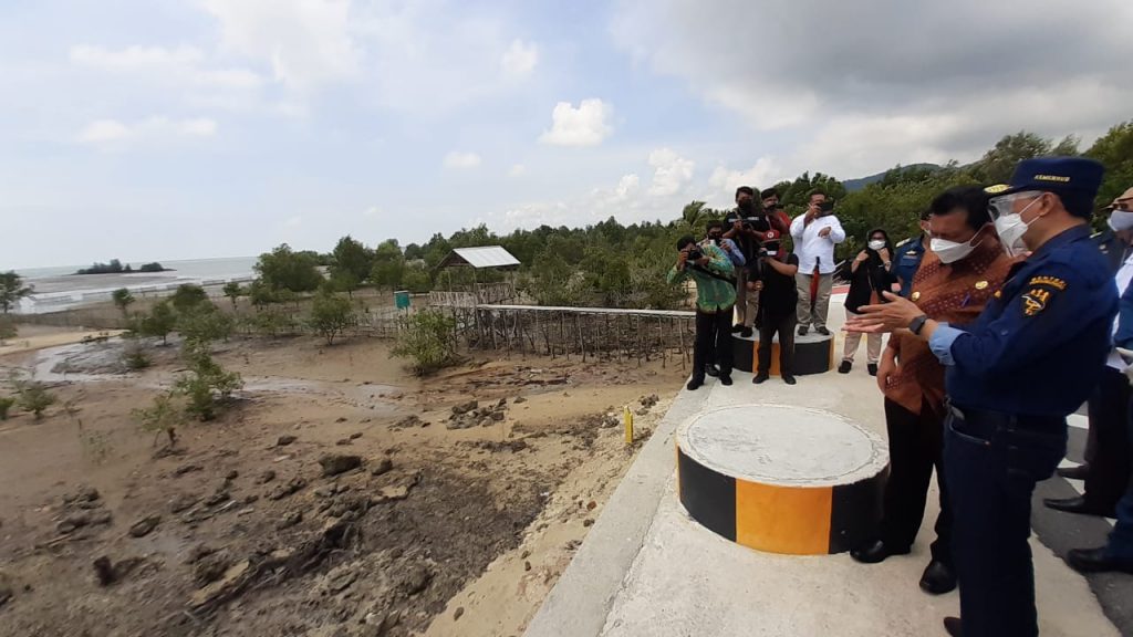 Keluarnya surat dari Kementerian Perhubungan (Kemenhub) RI terkait status pengelolaan Pelabuhan Malarko di Pelambung Desa Pongkar, akhirnya terbuka. Bupati Aunur Rafiq mengatakan Kemenhub RI sudah menyerahkan Pelabuhan Malarko di Pelambung ke BP (Badan Pengusahaan) Kawasan Karimun. “Untuk itu kita akan melakukan proses administrasinya, proses auditnya dan berapa asetnya yang diserahkannya sampai dimana. Karena ini menyangkut dengan masalah aset,” ujar Bupati Rafiq