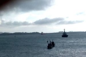 Pusat Meteorologi Maritim BMKG memberikan peringatan tersebut kepada masyarakat yang berada di Batam, Bintan, Tanjung Pinang, Karimun, dan Lingga, Kamis (15/6/2023). Hujan sedang hingga lebat yang disertai kilat dan petir serta angin kencang diprediksi terjadi pada pukul 07.00 WIB hingga pukul 19.00 WIB. Sementara cuaca di beberapa perairan di Kepri diprediksi berlangsung hujan sedang. Sementara itu, kecepatan angin diperkirakan mencapai dua hingga 15 knots dengan arah angin dominan dari tenggara hingga barat daya.