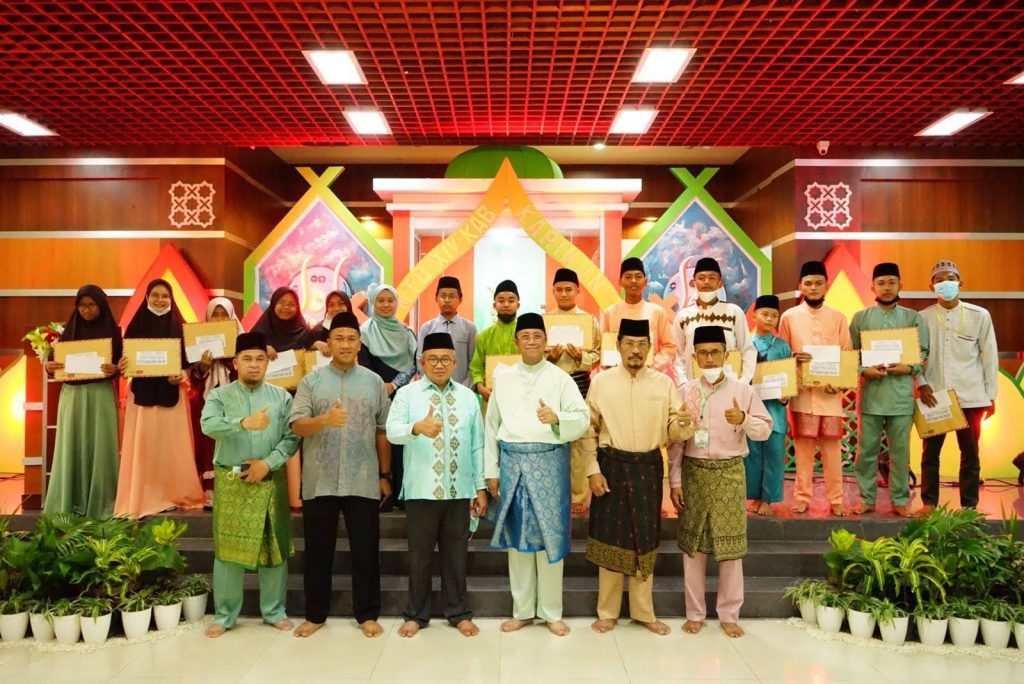 Para undangan berpose dengan para juara MTQ di Kabupaten Karimun (ist)