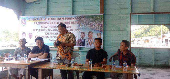 Saat Reses, Anggota DPRD Anambas Hadi Candra Bagikan GPS untuk Nelayan