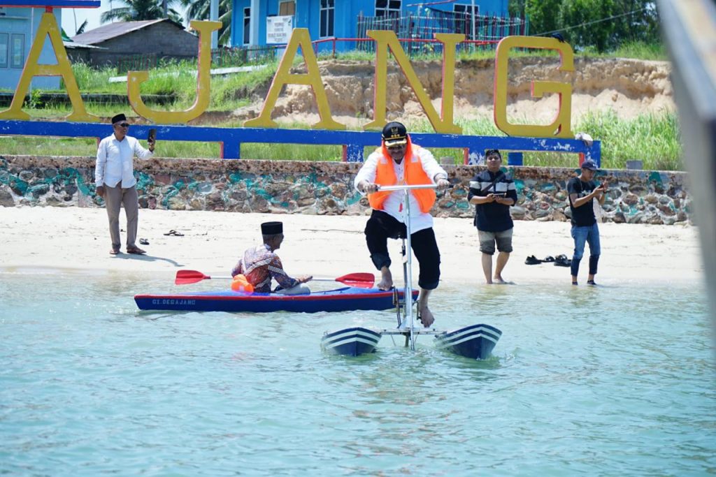 Destinasi wisata pantai di Pulau Manda dan Desa Jang Kecamatan Moro bisa menjadi salah satu destinasi wisata unggulan dan menjadi destinasi favorite jika pemasarannya berjalan maksimal. Setidaknya ini yang diharapkan Bupati Karimun Aunur Rafiq saat bersama rombongan mengunjungi obyek Wisita Pulau Manda dan Kampung Bahari Nusantara Desa Jang, Kecamatan Moro,