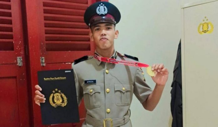 Tanpa Koneksi Apalagi Uang yang Banyak, Anak Tukang Ojek ini Akhirnya Lulus Jadi Polisi