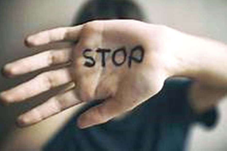 Hal itu disampaikannya dalam sambutan saat memimpin safari ramadhan Wakil Bupati Karimun Anwar Hasyim di Masjid Al Akbar Kelurahan Gading Sari, Kecamatan Kundur, Rabu (12/4/2023) malam. Mengantisipasi atau mencegah terjadinya kasus sodomi pada anak, Kadinsos Karimun meminta kepada orang tua untuk meningkatkan pengawasan dan terus memantau kondisi anak-anaknya. “Pemantauan terhadap anak dapat dilakukan setiap saat,” pesan M Tang.