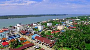Konon, dulu ketika pelaut mendekat ke pulau ini akan langsung melihat hamparan batu-batuan besar di ujung tanjung. Atas ini sebagian besar masyarakat meyakini pulau ini dinamai dengan Tanjungbatu. “Dari hasil kajian sejarah, kalau kita datang ke pulau Tanjung Batu, dari kejauhan sudah tampak itu batu-batu yang besar. Tapi sekarang sudah tidak tampak lagi seiring banyaknya bangunan dan masyarakat yang menggunakan batu itu sebagai bahan bangunan, dan juga sudah rimbunnya pepohonan,” kata seorang warga, beberapa waktu lalu. Berdasarkan buku Sejarah Daerah di Kabupaten Karimun terbitan Dinas Pariwisata Seni Budaya Karimun, nama Tanjungbatu bermula dari sebuah wilayah di ujung pulau yang berupa sebuah tanjung (tanah yang menjorok ke laut). “Dari hasil kajian sejarah, kalau kita datang ke pulau Tanjung Batu, dari kejauhan sudah tampak itu batu-batu yang besar. Tapi sekarang sudah tidak tampak lagi seiring banyaknya bangunan dan masyarakat yang menggunakan batu itu sebagai bahan bangunan, dan juga sudah rimbunnya pepohonan,” kata seorang warga, beberapa waktu lalu.
