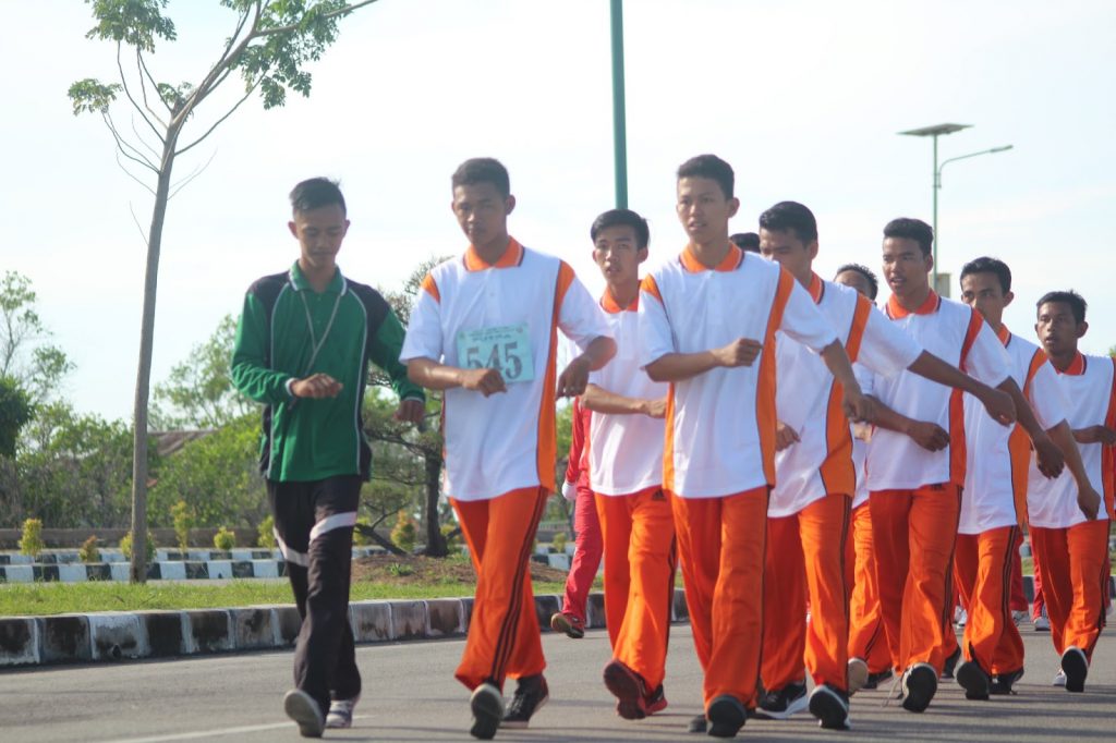 Salah satu peserta lomba gerak jalan di Karimun saat perayaan HUT Kemerdekaan RI. foto beberapa waktu lalu. (ist)