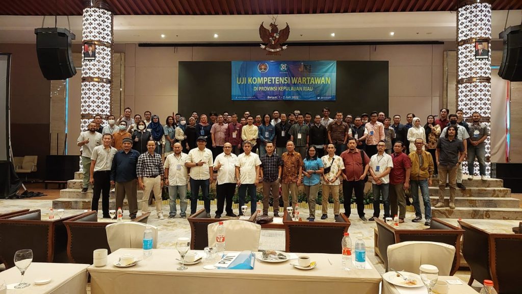 Bagi wartawan di Kepri, Gorontalo, Kalimantan Timur (Kaltim), Kalimantan Selatan (Kalsel) dan Nusa Tenggara Timur (NTT), kini sudah bisa mulai mendaftar dirinya. Lengkapnya bisa klik di https://bit.ly/3mlYZpS Direktur UKW UPN Veteran Yogyakarta, Susilastuti DN mengingatkan agar para calon peserta UKW gratis sidah mulai sekarang menyiapkan semua persyaratan yang ditentukan Dewan Pers. “Bagi para wartawan di lima provinsi yang berminat mengikuti UKW gratis fasiltiasi Dewan Pers, segera agar mendafar dan menyiapkan berkas-berkas dokumen juga pas foto sesuai ketentuan Dewan Pers,” ujar Susilastuti DN
