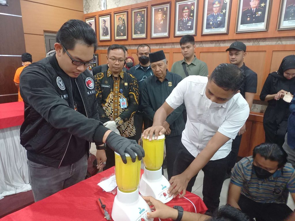 Salah satu aktor kunci dalam jaringan ini adalah kurir, individu yang bertugas mengantarkan barang haram dari satu tempat ke tempat lain. Lendoot.com yang menemui berani seseorang ini berani berbagi kisahnya terkait peran sebagai seorang kurir narkoba asal Pulau Karimun. Dari pulau-pulau kecil di Indonesia, seperti Karimun, karena berbagai alasan, para kurir nekat mengangkut barang haram melintasi perairan berbahaya. Lendoot.com akan membawa Anda menyelami dunia gelap ini melalui pengakuan seorang kurir narkoba. Perdagangan narkoba adalah masalah global yang kompleks, melibatkan jaringan yang luas dan lintas batas. Salah satu aktor penting dalam jaringan ini adalah kurir. Kurir narkoba memiliki peran vital dalam mengangkut narkoba dari satu tempat ke tempat lain, baik dalam skala lokal, nasional, maupun internasional. Perjalanan mereka seringkali penuh risiko dan bahaya.