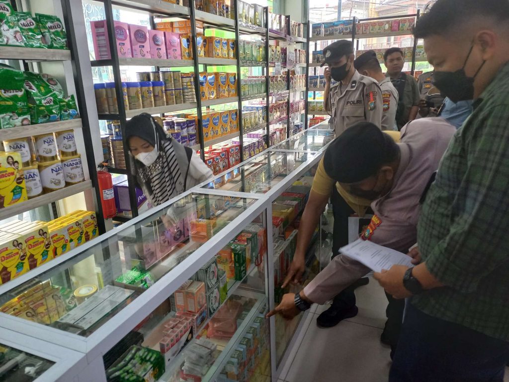 Aparat Kepolisian Lakukan Pengawasan dan Pemeriisaan terhadap obqt-obatan pasca pelarangan penjualan obat jenis sirup untuk anak, belum lama ini. (dok lendoot )