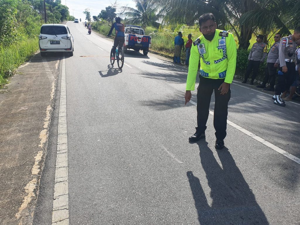 Ilkustrasi polisi saat menunjukkan tempat kejadian perkasa kecelakaan di Karimun, beberapa waktu lalu. (ft dok lendoot)