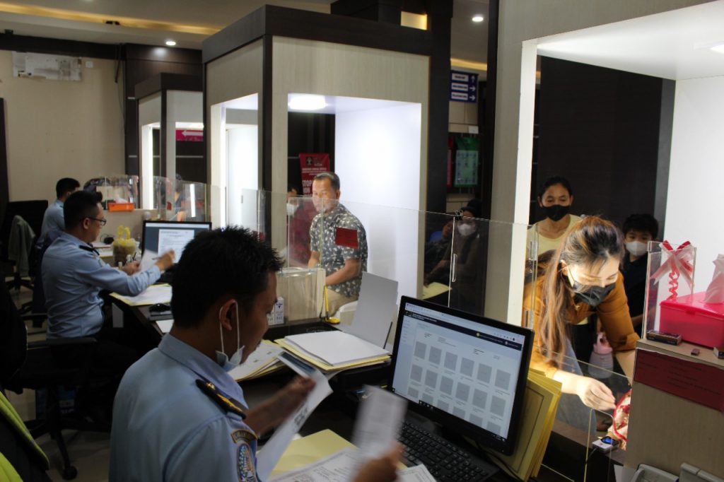 Zulmanur Arif, menambahkan bahwa berdasarkan Permenkumham Nomor 18 Tahun 2022 Tentang Perubahan Atas Permenkumham Nomor 8 Tahun 2014 Tentang Paspor Biasa dan Surat Perjalanan Laksana Paspor pasal 22 ayat 1 sudah diterangkan bahwa proses penyelesaian paspor empat hari kerja setelah dilakukannya pemeriksaan persyaratan permohonan, terkecuali untuk paspor hilang, rusak, dan duplikasi. Hanya saja jika terdapat gangguan system pelayanan penyelesaian dapat lebih dari empat hari kerja. ”Jika ada ganggun kesisteman, maka penyelesaiannya bisa lebih dari 4 hari, namun jika tidak ada masalah penyelesaian paspor tetap 4 hari kerja,” ujar Zulmanur Arif.