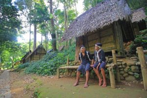 Ketika Lendooters sebagai wisatawan mengunjungi suatu tempat baru atau atau destinasi wisata baru, etika amat penting diterapkan. Apalagi jika berwisata di destinasi sakral, selain bisa berdampak buruk terhadap diri pribadi ibisa juga berdampak buruk terhadap orang lain. Kejadian yang sempat viral mengenai seorang wisatawan mancanegara yang berpose tidak senonoh di salah satu pohon kayu putih yang dianggap sakral oleh masyarakat Bali berdampak kecaman dari berbagai pihak. Pasalnya,pohon kayu putih di situ dianggap sakral bagi sebagian besar masyarakat Bali. Tindakan wisatawan itu dianggap sangat bertentangan dengan adat istiadat di Indonesia, khususnya Bali.