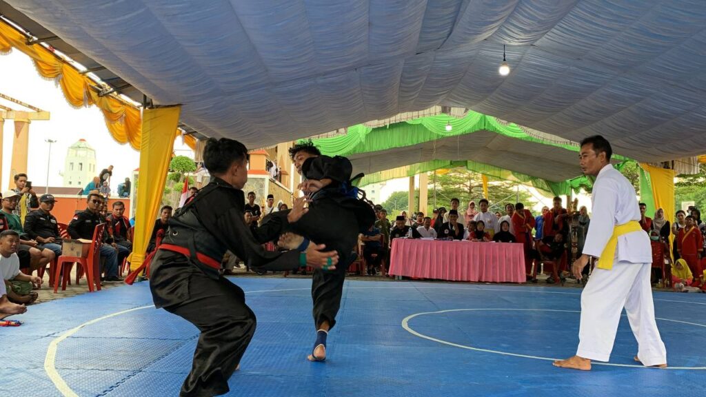 Salah satu penampilan atlet pencak silat dalam Turnamen Pencak Silat Bupati Karimun Cup, beberapa waktu lalu. (foto :ist)
