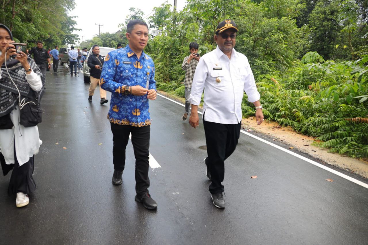 Bupati Rafiq Tinjau Pembangunan Infrastruktur Jalan di Kelurahan Tanjungsari