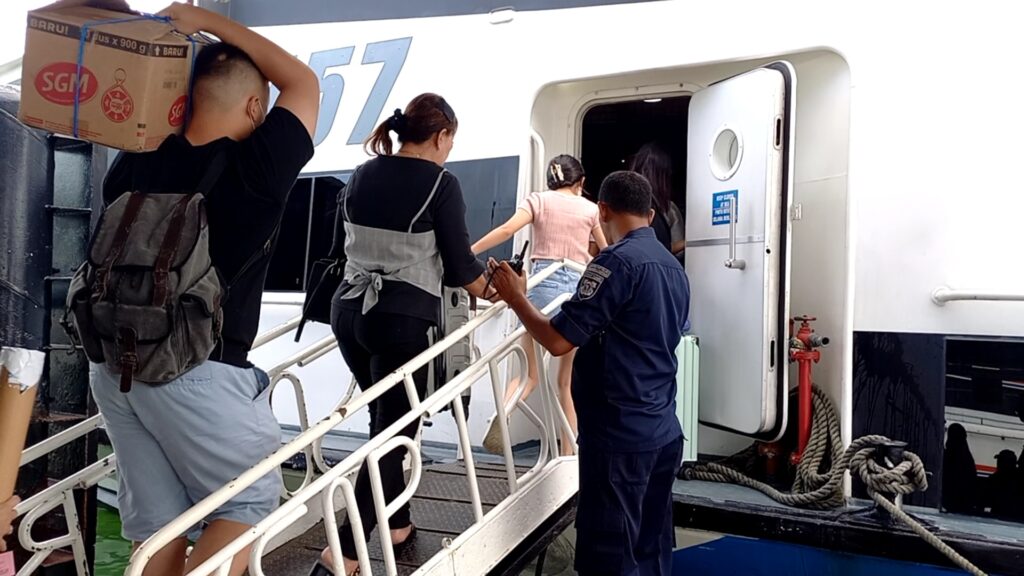 Kepala Dinas Perhubungan Keprio, Junaidi menegaskan tidak ada lagi pemeriksaan kesehatan untuk semua moda transportasi, baik laut maupun udara. “Sesuai dengan keputusan pemerintah memang tidak ada lagi pemeriksaan kesehatan, cuma jika masyarakat belum vaksinasi booster tetap dihimbau untuk vaksin cuma bukan sebagai syarat perjalanan,” katanya