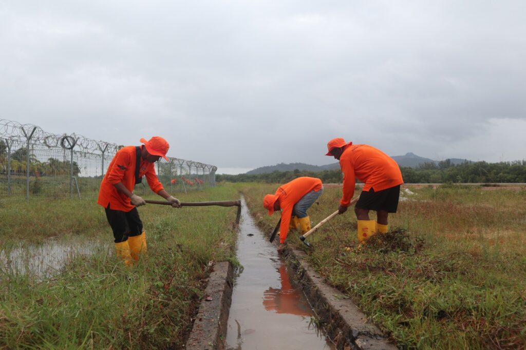 Kepala Bandara RHA Karimun Fanani Zuhri mengatakan, Program Padat Karya merupakan Program Kementerian Perhubungan untuk perdayakan masyarakat. “Tahun ini kita melaksanakan lagi program ini seperti dua tahun belakangan. Dan bentuk programnya berupa pemeliharaan lingkungan bandara,” kata Fanani. Ia menyebutkan, sasaran program padat karya ialah warga sekitar bandara yang kehilangan pekerjaannya atau masuk dalam kelompok warga berkekurangan secara ekonomi. “Dalam pelaksanaannya, kita berkoordinasi bersama pihak kecamatan untuk mendapatkan data warga yang membutuhkan pekerjaan,” kata Fanani.