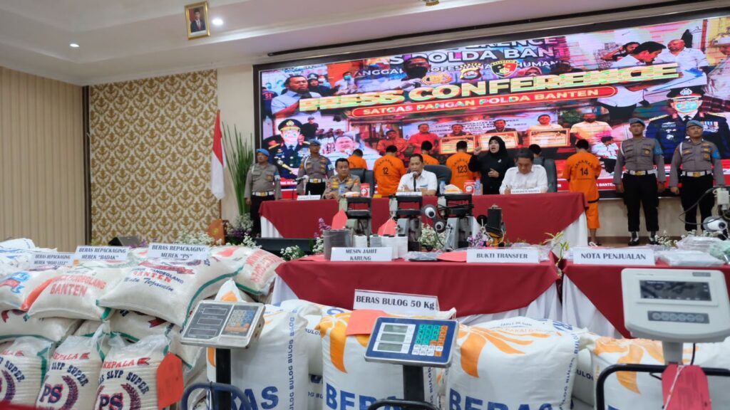 Adalah Bulog bersama petugas Polda Banten melakukan penangkapan tujuh orang tersangka tersebut di wilayah hukum Polda Banten. Hal ini diungkap oleh Satgas Pangan Polda Banten dan Direktur Utama Perum Bulog Budi Waseso pada konferensi pers yang dilaksanakan di Polda Banten, Jumat (10/2/2023) Direktur Utama Bulog Budi Waseso dalam paparannya menyampaikan terimakasih kepada Polda Banten yang telah berhasil menangkap tujuh tersangka ini atas tindaklanjut inspeksi mendadak yang dilakukannya di Pasar Induk Beras Cipinang minggu lalu.