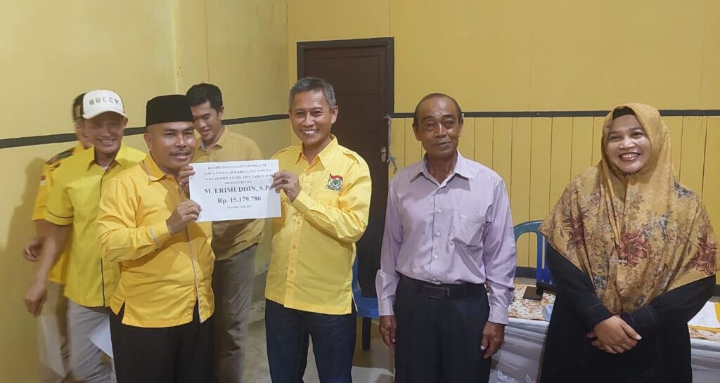 Sebanyak 17 Caleg dari tiga dapil berhak mendapatkan kompensasi yang dihimpun dari tiga anggota DPRD Kabupaten Natuna terpilih. Bendahara DPD II Partai Golkar Kabupaten Natuna, M Erimudin dalam laporannya menyampaikan dari ke 17 Caleg yang tidak terpilih ada suara sekitar 3.800 suara. Jumlah kompensasi diberikan bervariasi antara puluhan juta dan jutaan berdasarkan jumlah suara yang diraih oleh masing-masing caleg yang tidak terpilih tersebut. "Kompensasi ini sudah diberikan sejak Januari 2020 sampai April 2020, namun sempat terhenti sementara karena Covid-19," ucap M Erimudin.